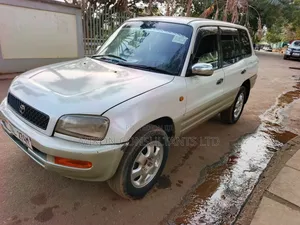 Toyota RAV4 Base FWD 1997 White