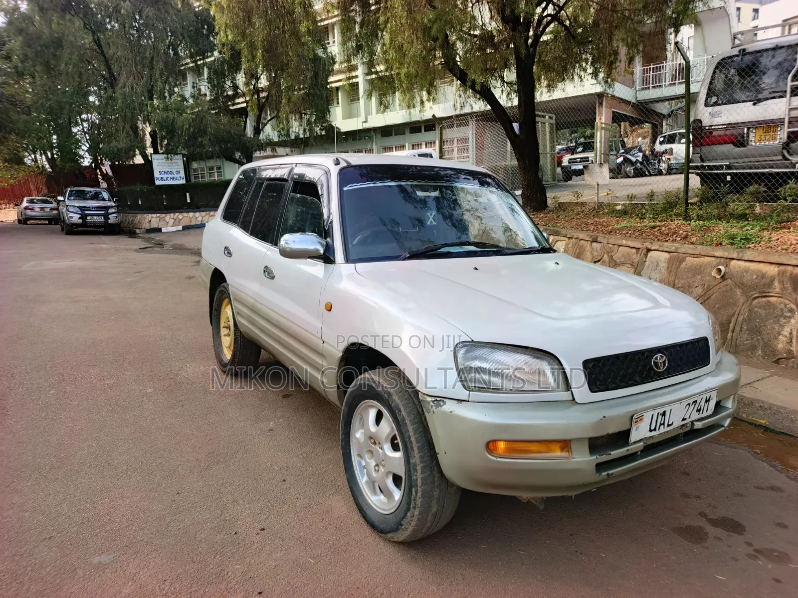 Toyota RAV4 Base FWD 1997 White
