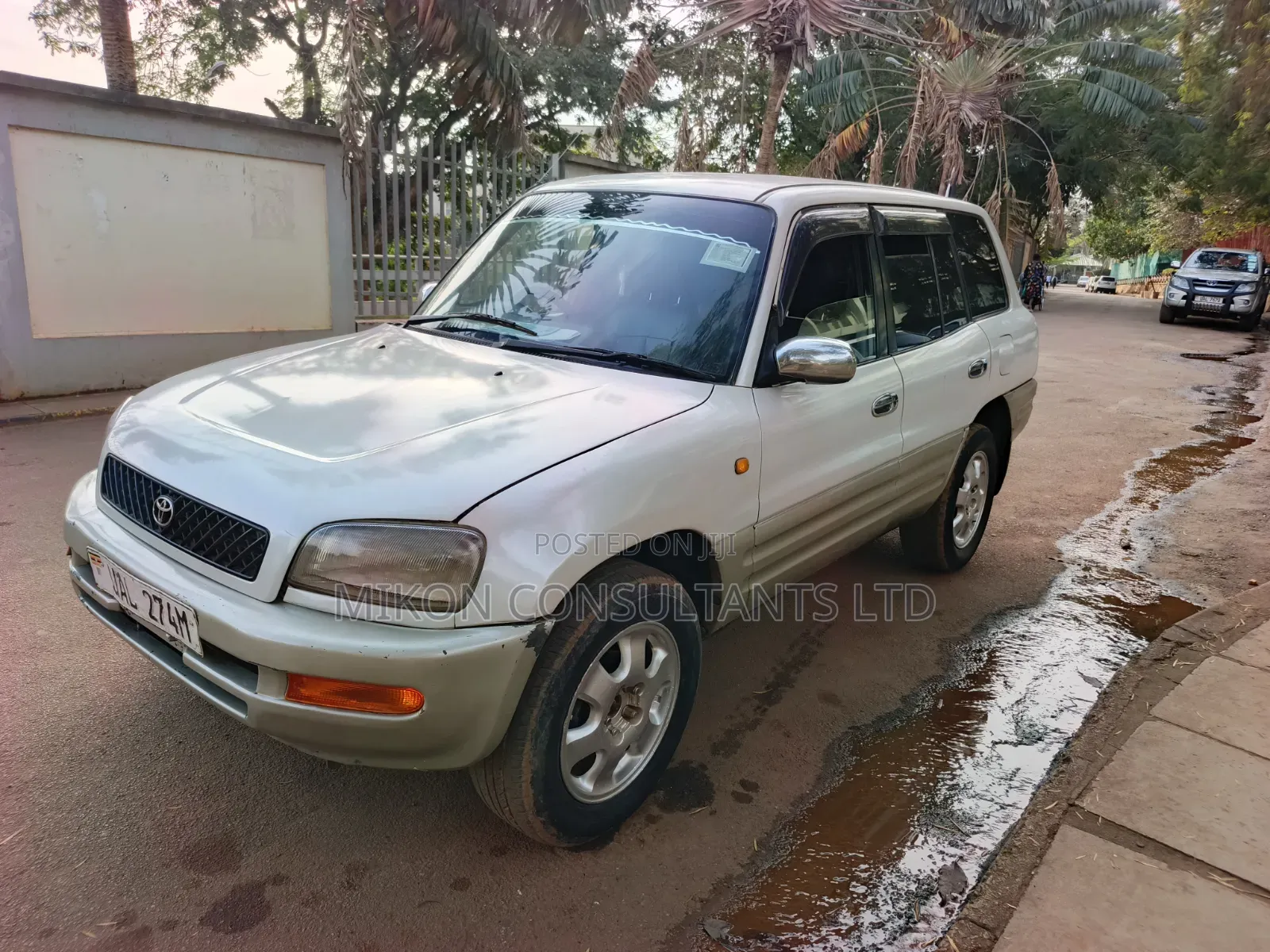 Toyota RAV4 Base FWD 1997 White