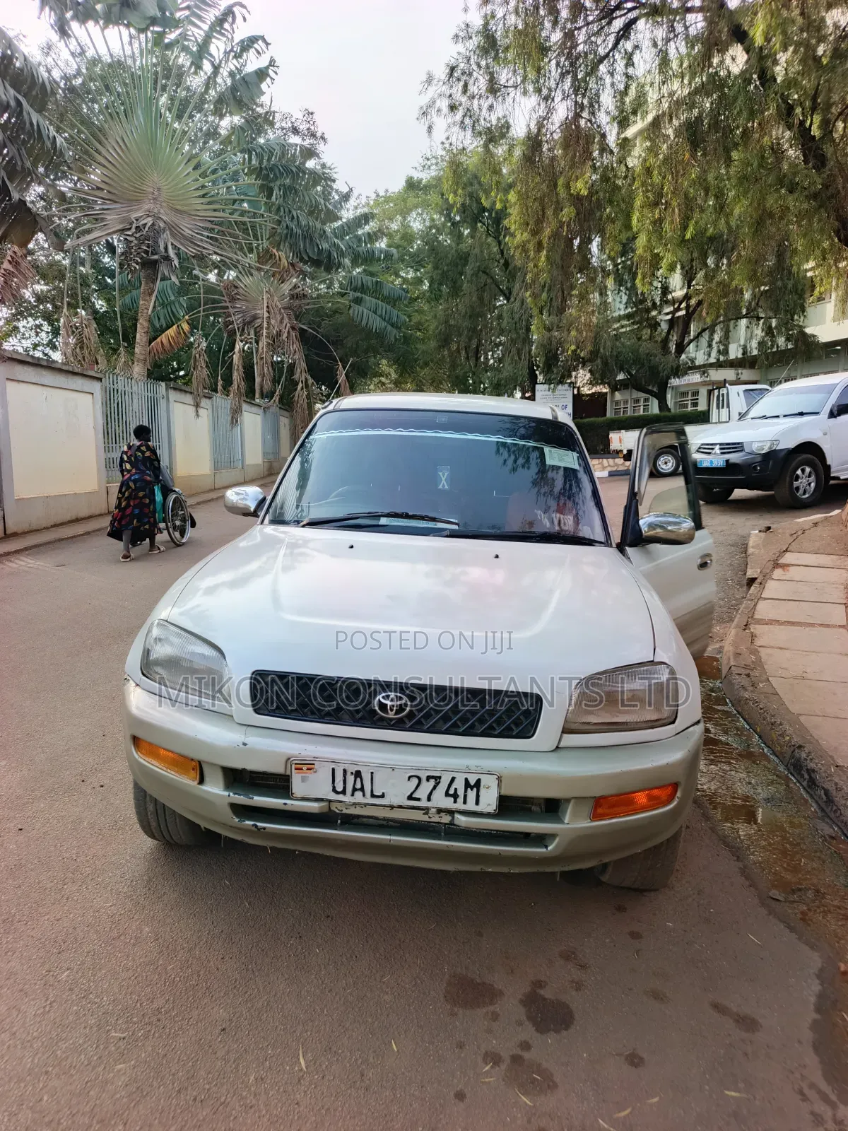 Toyota RAV4 Base FWD 1997 White