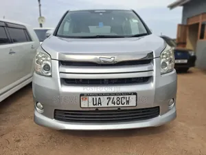 Toyota Noah 2.0 158hp FWD (7 Seater) 2012 Silver
