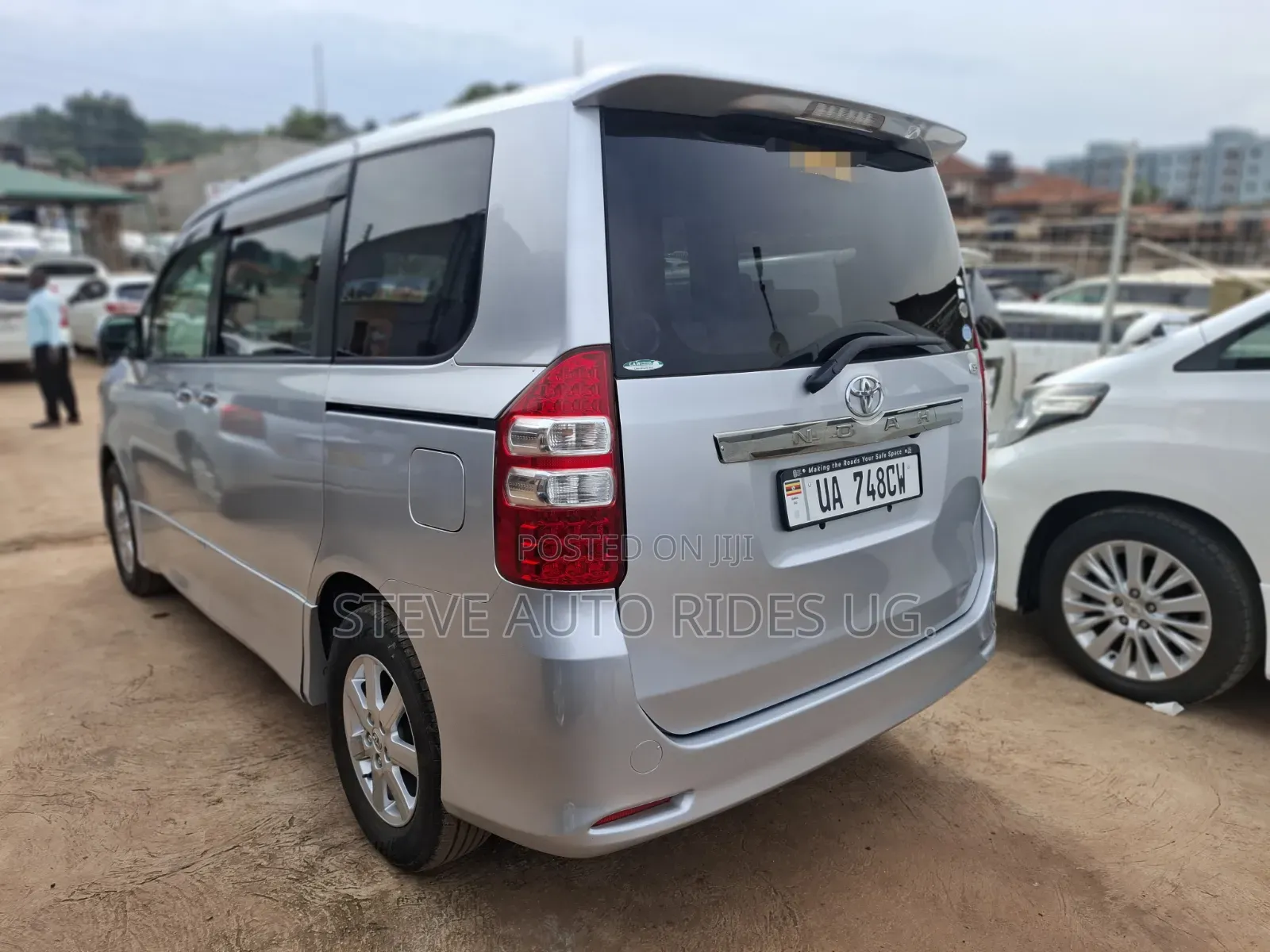 Toyota Noah 2.0 158hp FWD (7 Seater) 2012 Silver