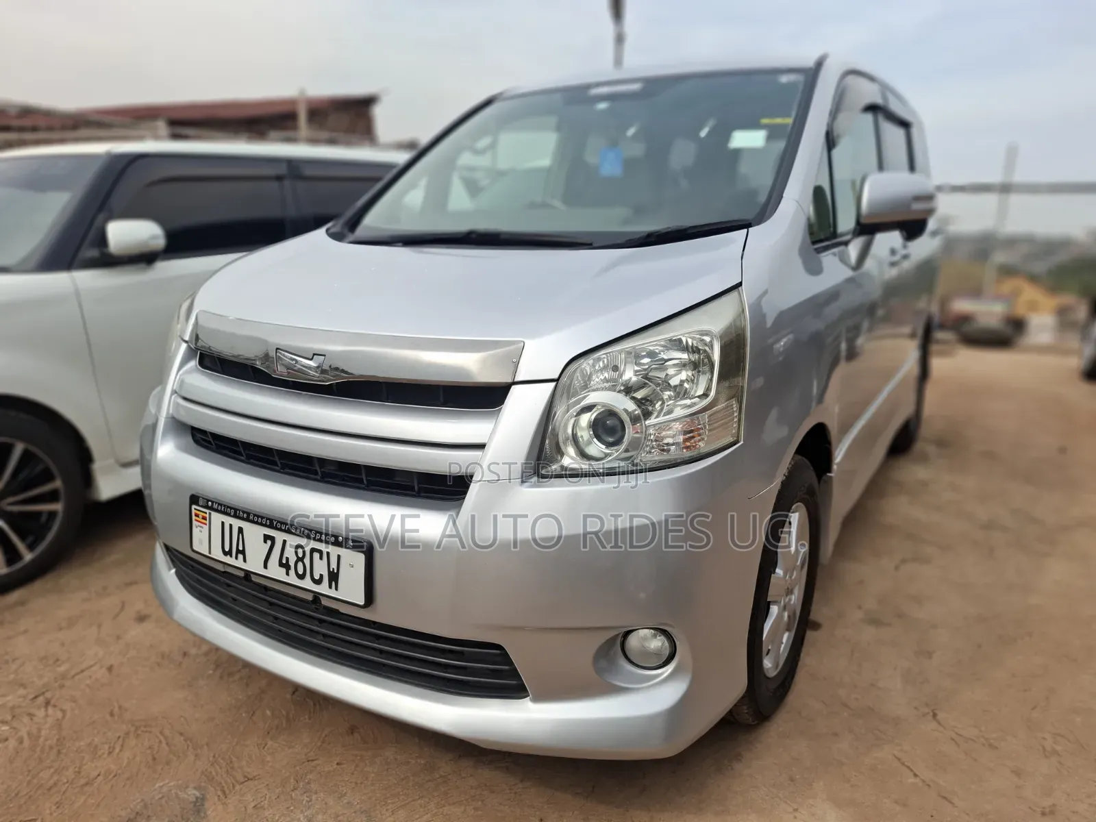Toyota Noah 2.0 158hp FWD (7 Seater) 2012 Silver