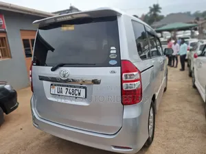 Toyota Noah 2.0 158hp FWD (7 Seater) 2012 Silver