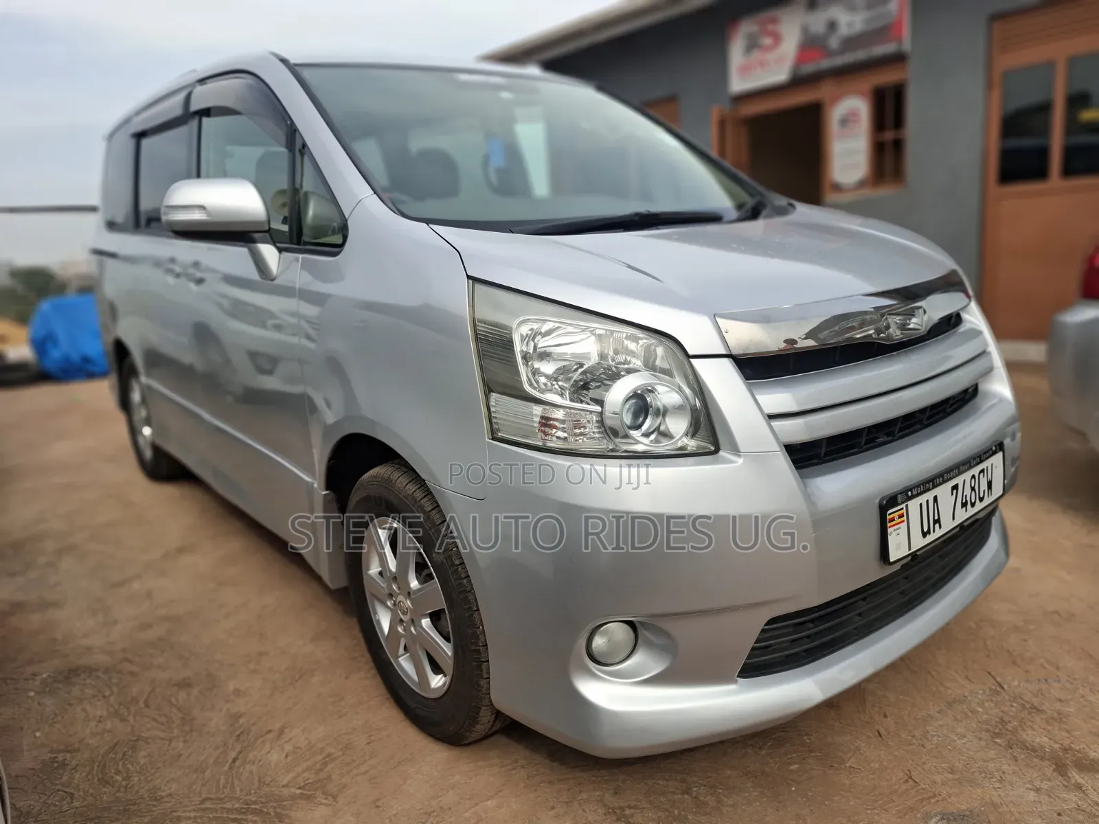 Toyota Noah 2.0 158hp FWD (7 Seater) 2012 Silver