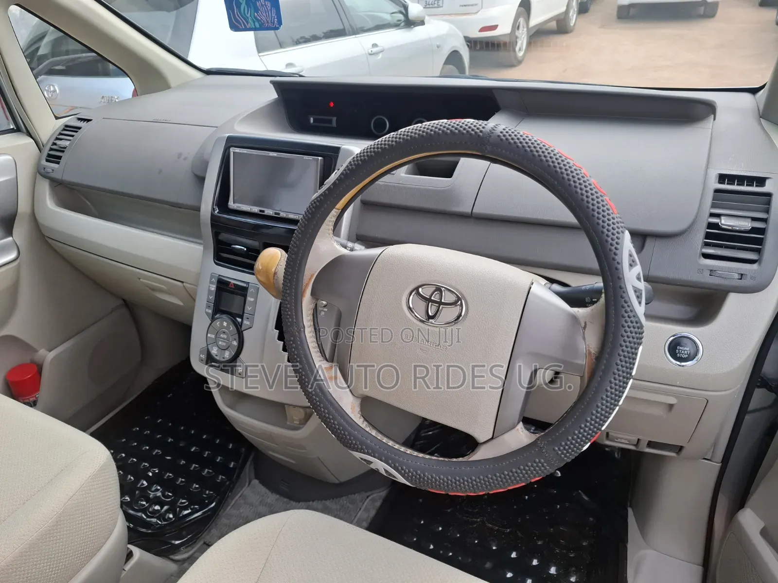 Toyota Noah 2.0 158hp FWD (7 Seater) 2012 Silver
