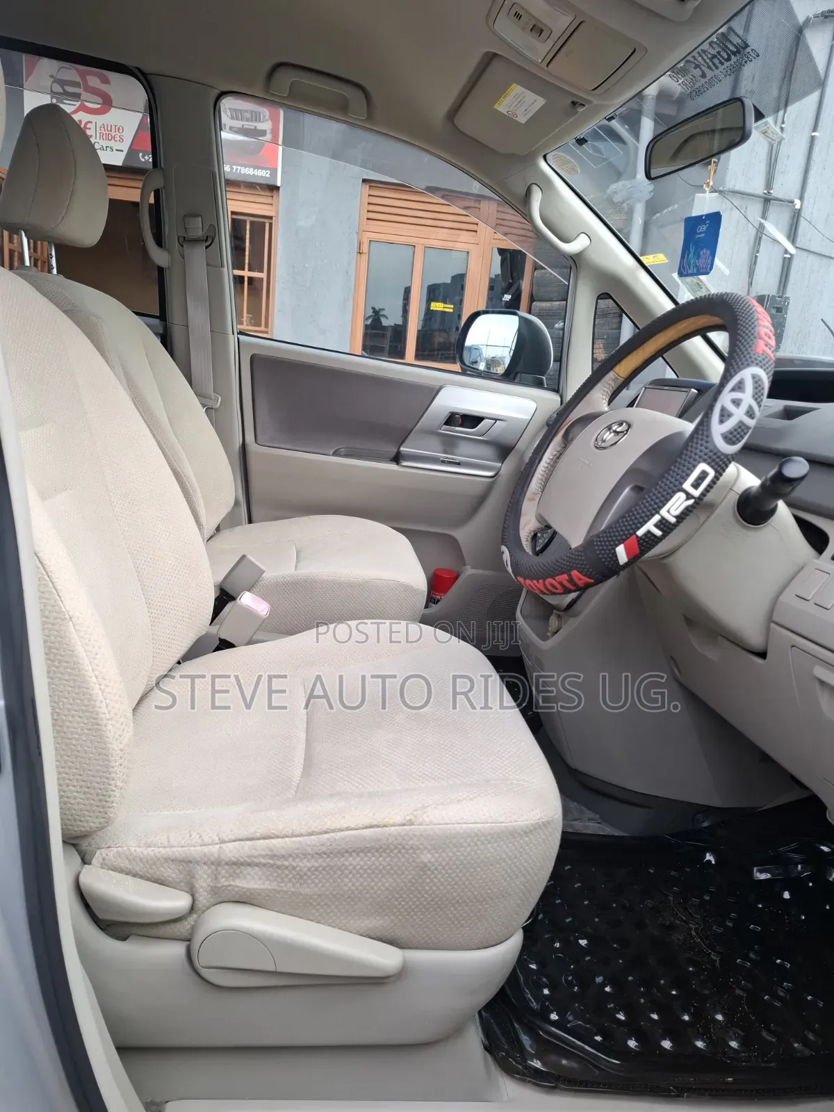 Toyota Noah 2.0 158hp FWD (7 Seater) 2012 Silver