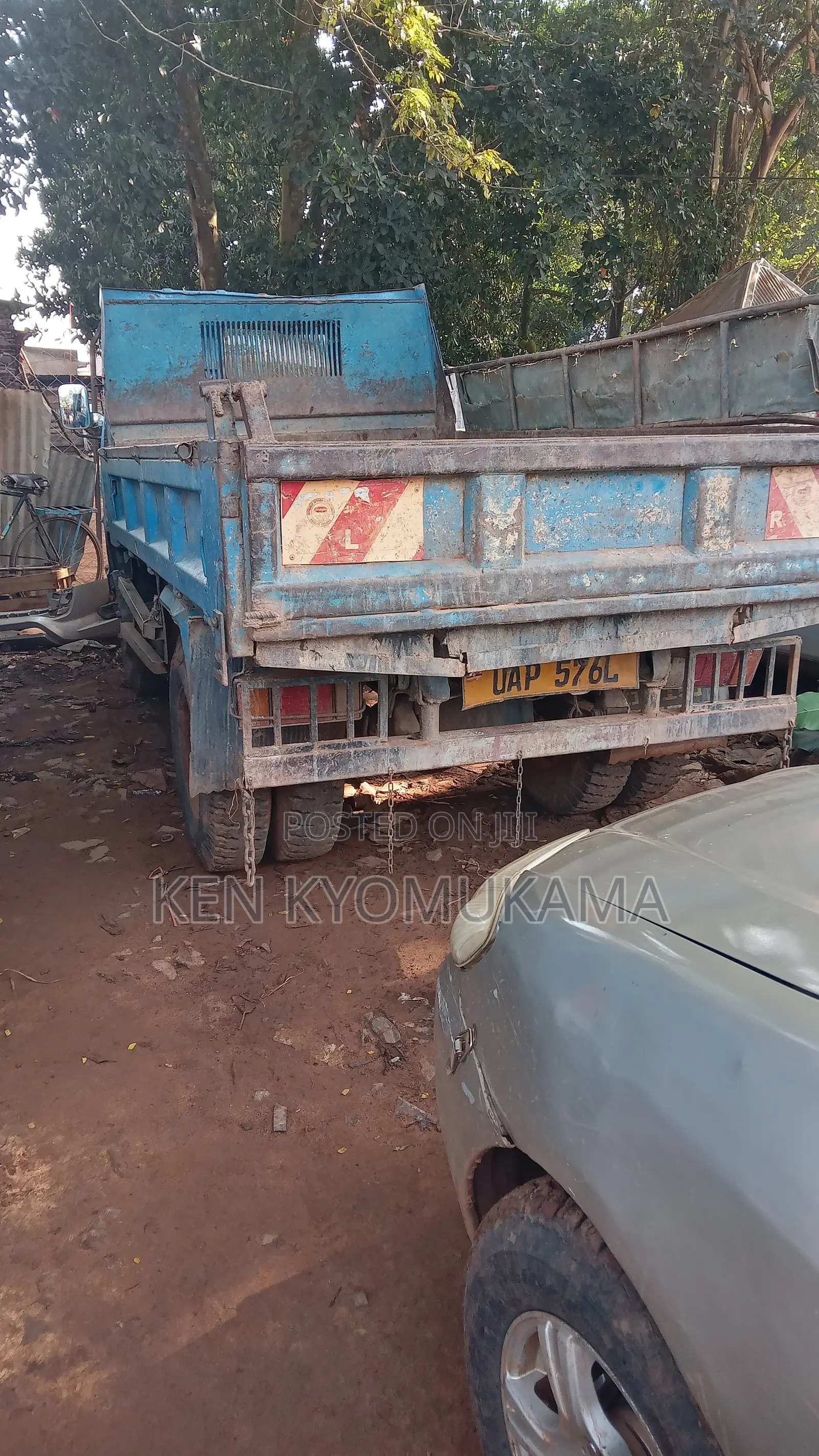Isuzu Dump Trucks 1989 Blue