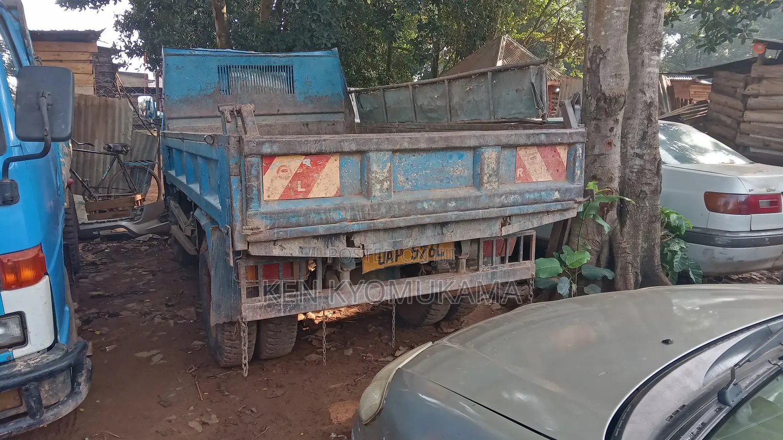 Isuzu Dump Trucks 1989 Blue