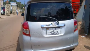 Toyota Ractis 2010 Silver