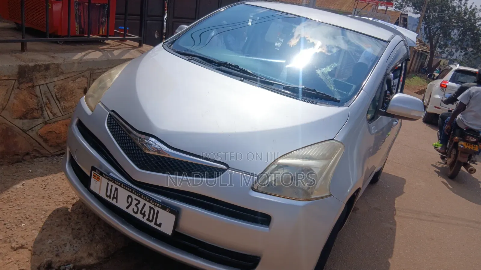 Toyota Ractis 2010 Silver