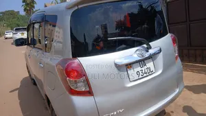 Toyota Ractis 2010 Silver