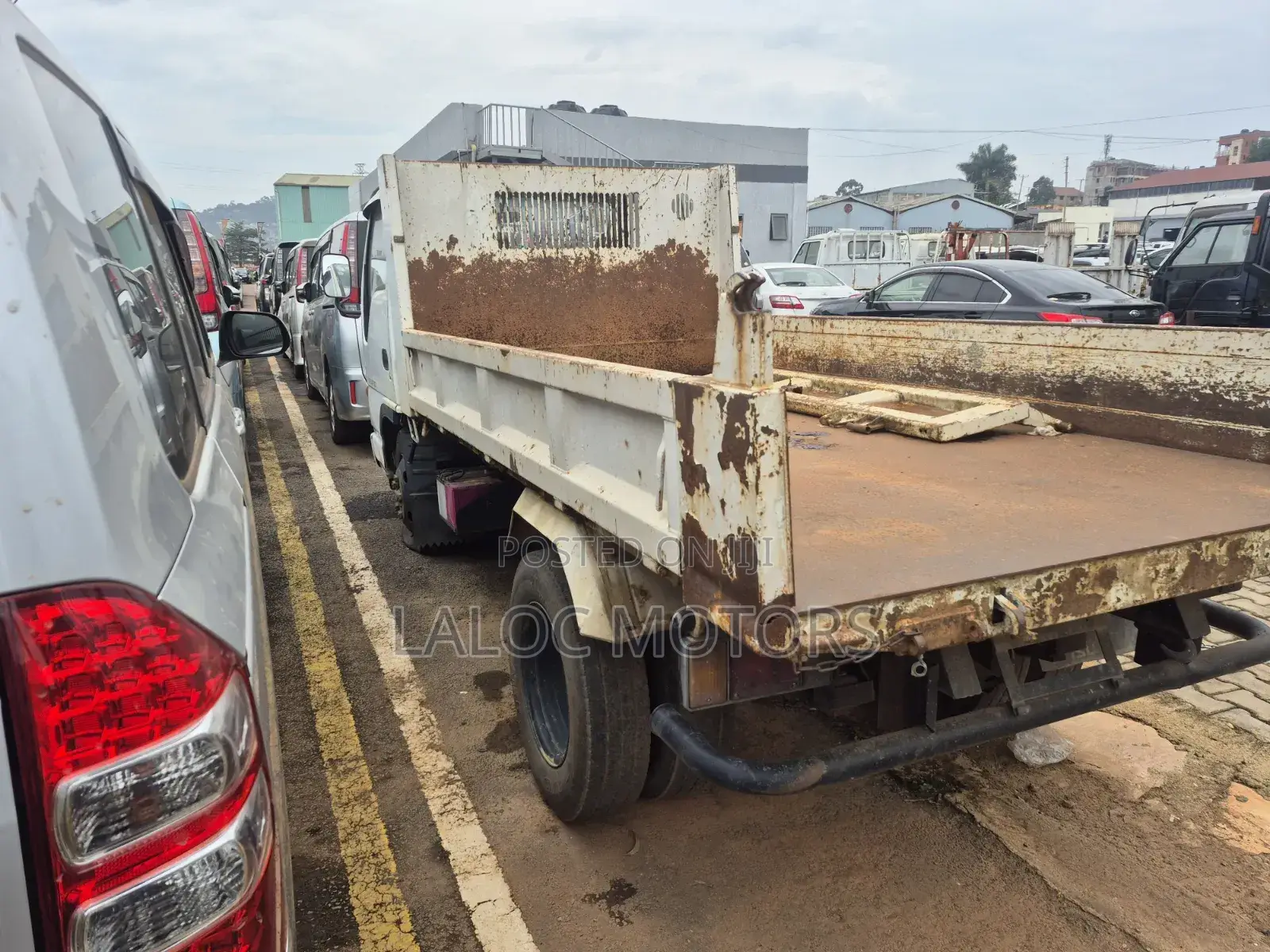Isuzu Dump Trucks 1998 White