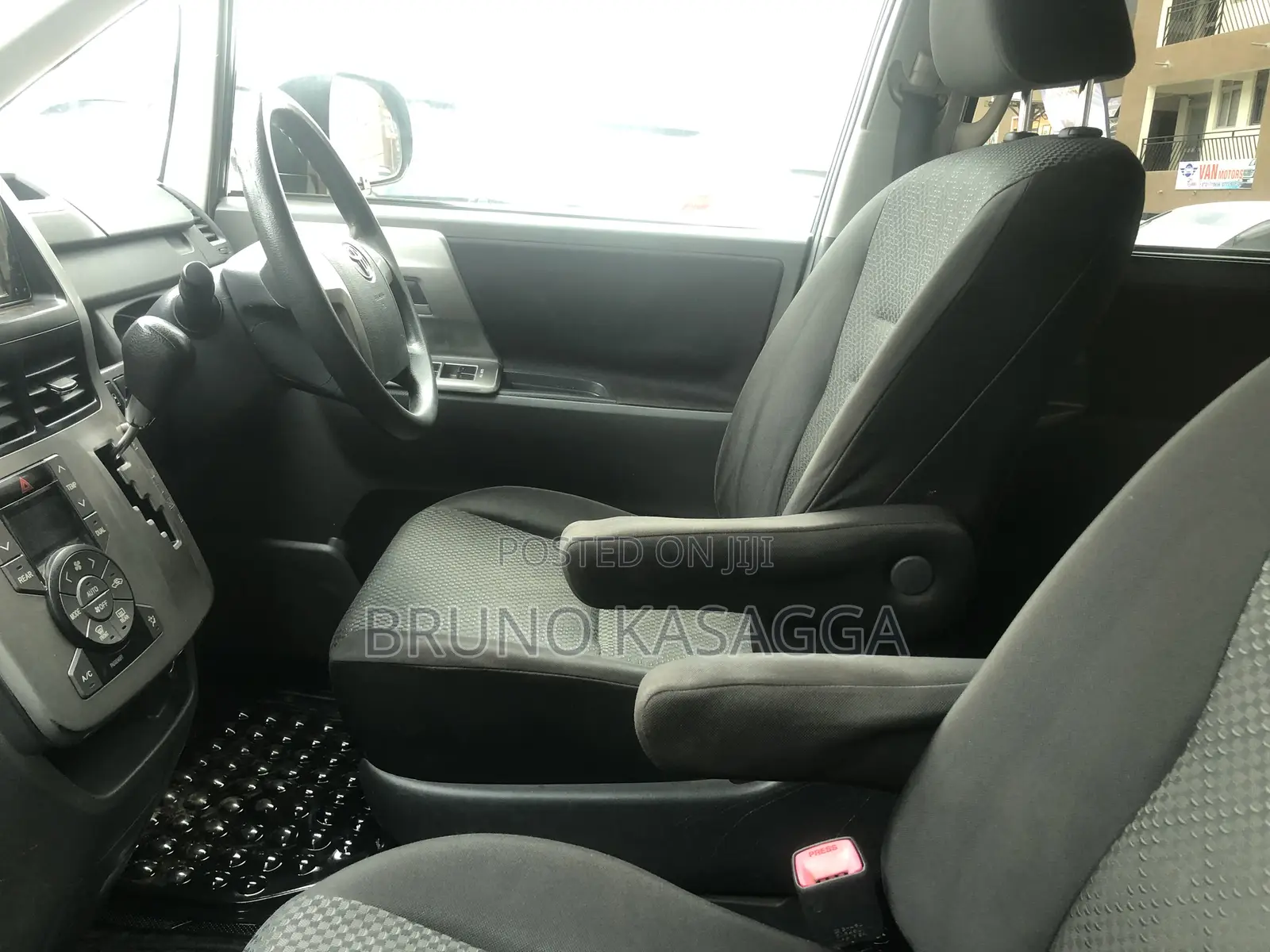 Toyota Noah 2010 Silver