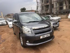 Toyota Noah 2010 Silver