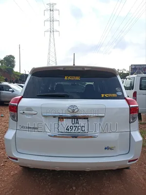 Toyota Vanguard 2011 White