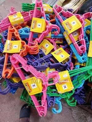 Clothes Plastic Hangers (12 Pcs)