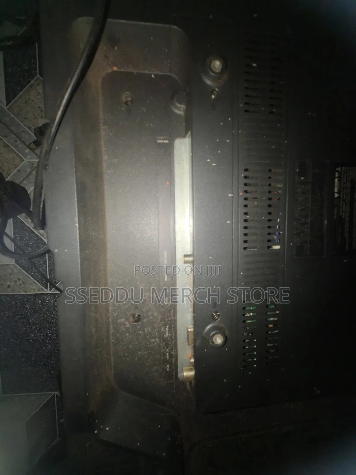 Vitron 32" Digital TV (Non-Smart) (Broken Screen)