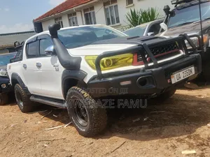 Toyota Hilux 2020 White