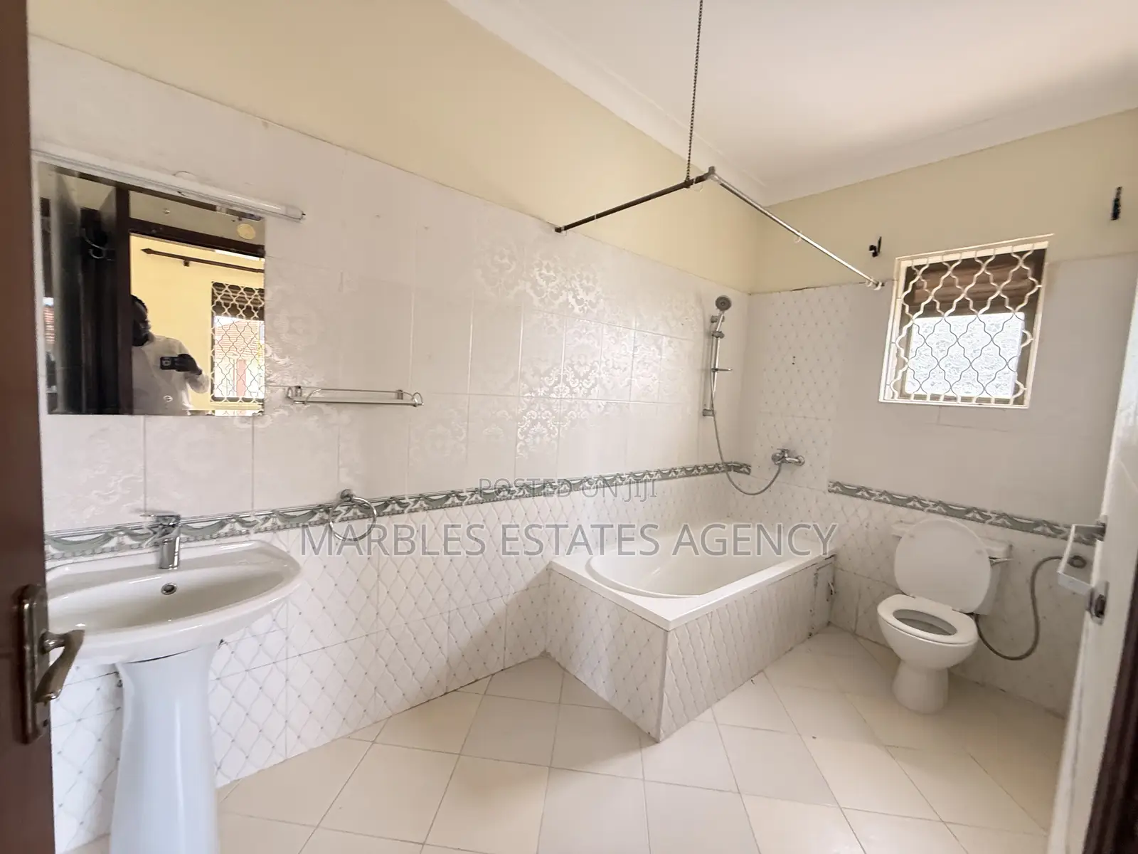7bdrm House in Buziga, Central Division for sale