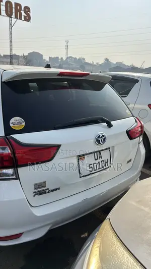 Toyota Corolla Fielder 1.5 Hybrid FWD 2017 White