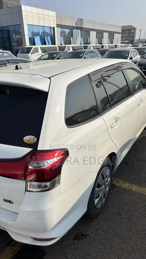 Toyota Corolla Fielder 1.5 Hybrid FWD 2017 White