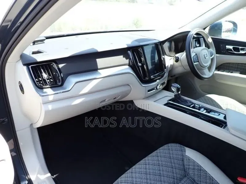 Volvo XC60 T5 Momentum AWD 2019 Blue