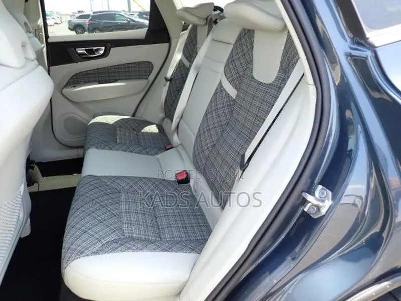 Volvo XC60 T5 Momentum AWD 2019 Blue