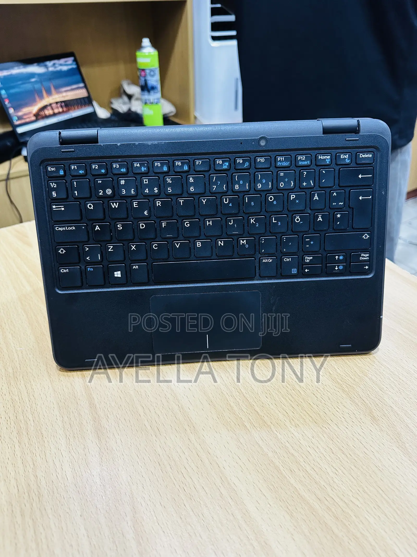 New Laptop Dell Latitude 3190 2-in-1 4GB Intel Core i5 SSD 128GB