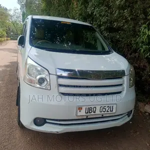 Toyota Noah 2.0 143hp FWD (8 Seater) 2009 White