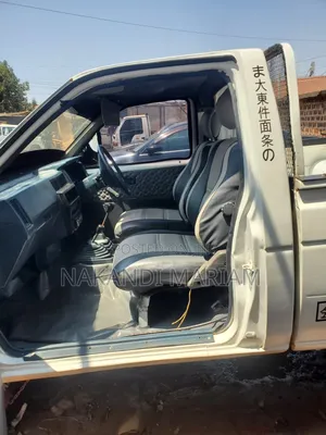 Nissan Pick-Up 1996 White