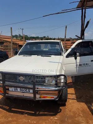 Nissan Pick-Up 1996 White