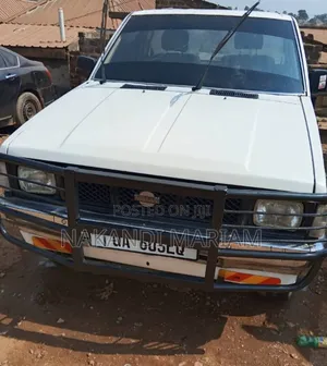 Nissan Pick-Up 1996 White