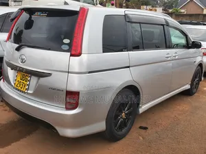 Toyota ISIS 2010 Silver