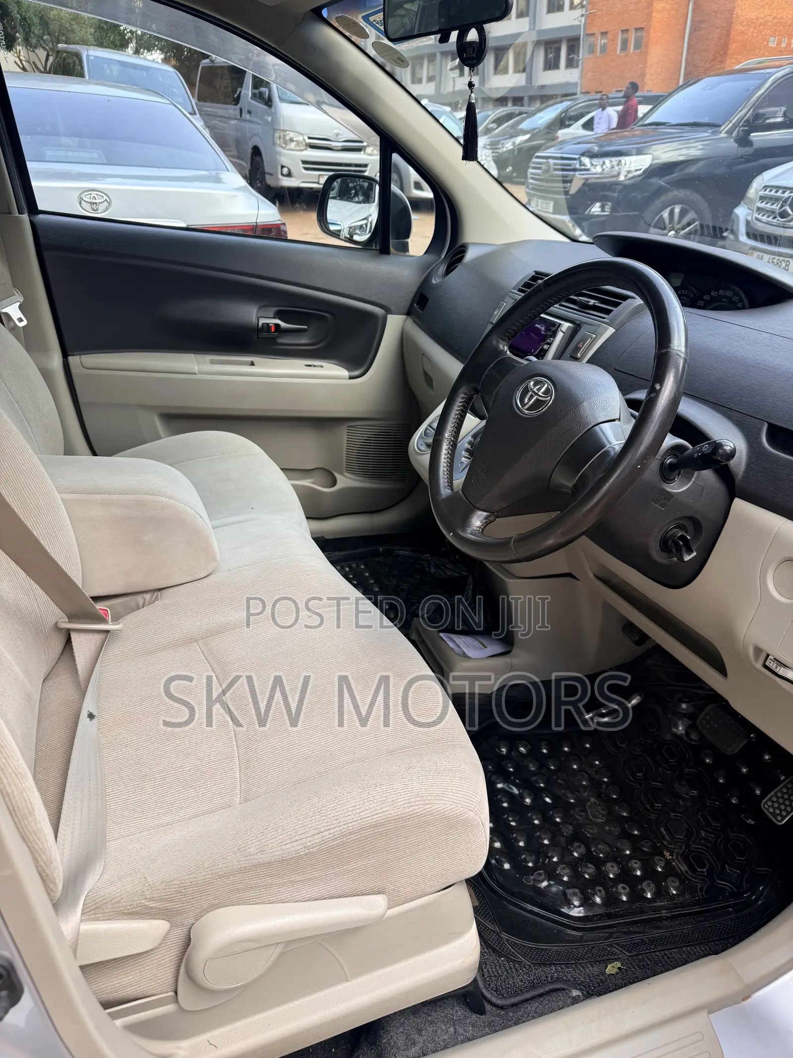 Toyota Passo Sette 2009 Silver