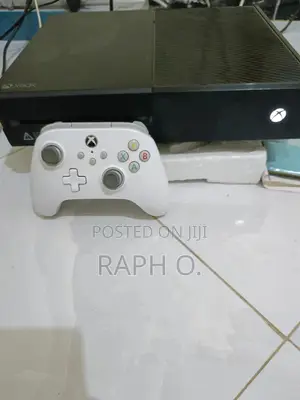 Xbox One, 1 Controller and 5 Installed Games.
