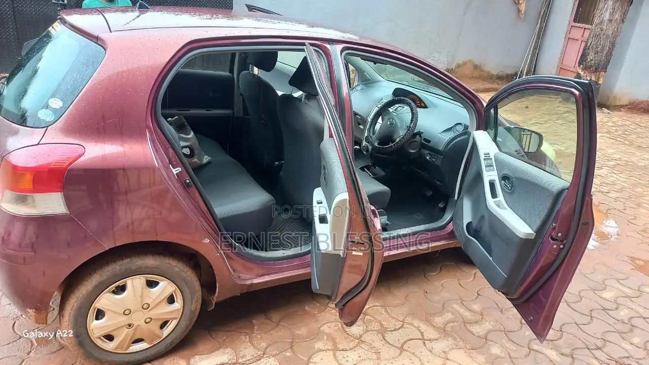 Toyota Vitz 2006 Maroon