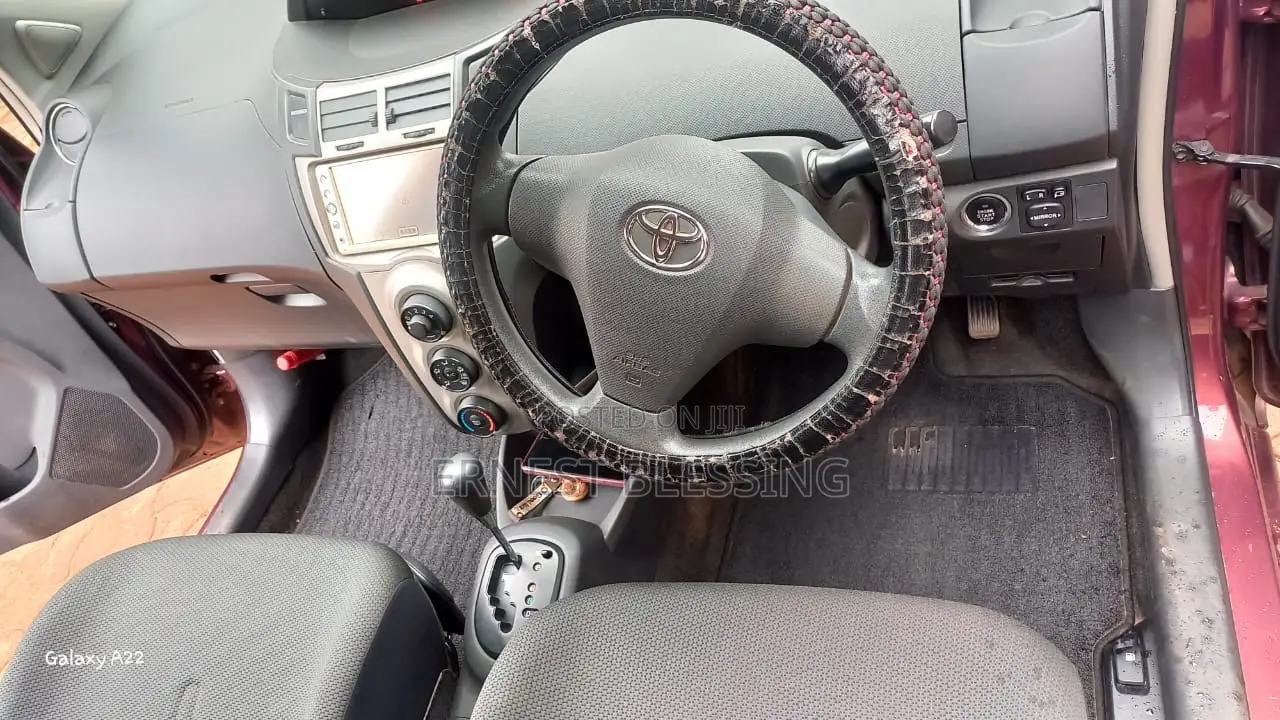 Toyota Vitz 2006 Maroon