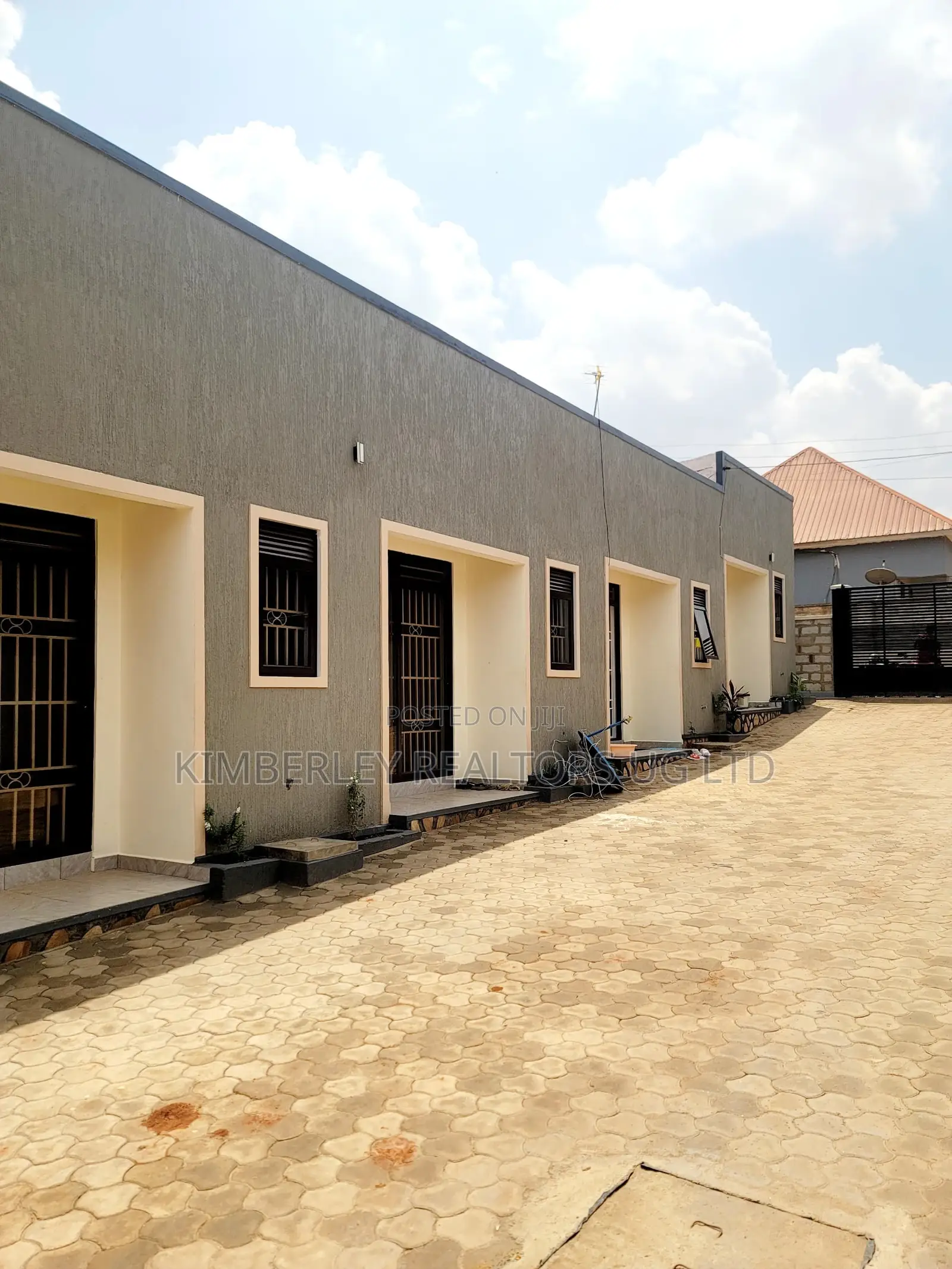 7bdrm Duplex in Division A for sale