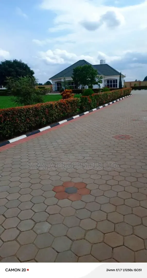 5bdrm Bungalow in Gayaza Estates, Kawempe for sale