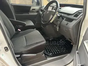 Toyota Noah 2.0 143hp FWD (8 Seater) 2009 White