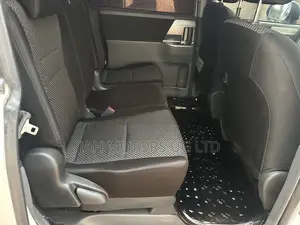 Toyota Noah 2.0 143hp FWD (8 Seater) 2009 White