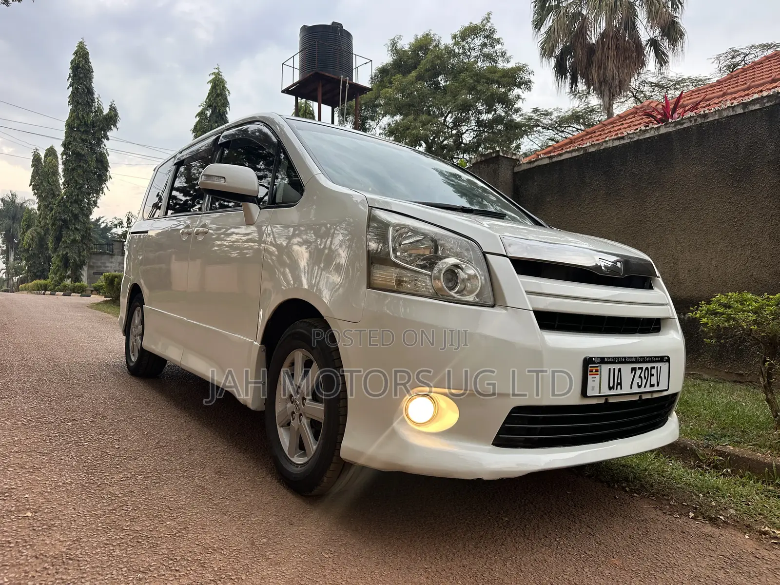Toyota Noah 2.0 143hp FWD (8 Seater) 2009 White