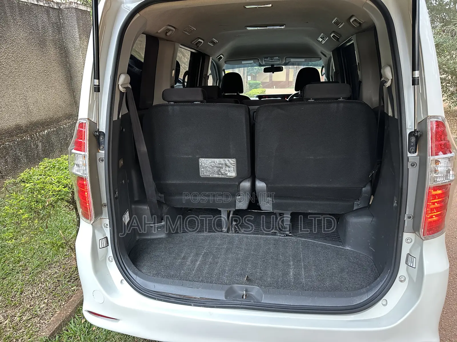 Toyota Noah 2.0 143hp FWD (8 Seater) 2009 White
