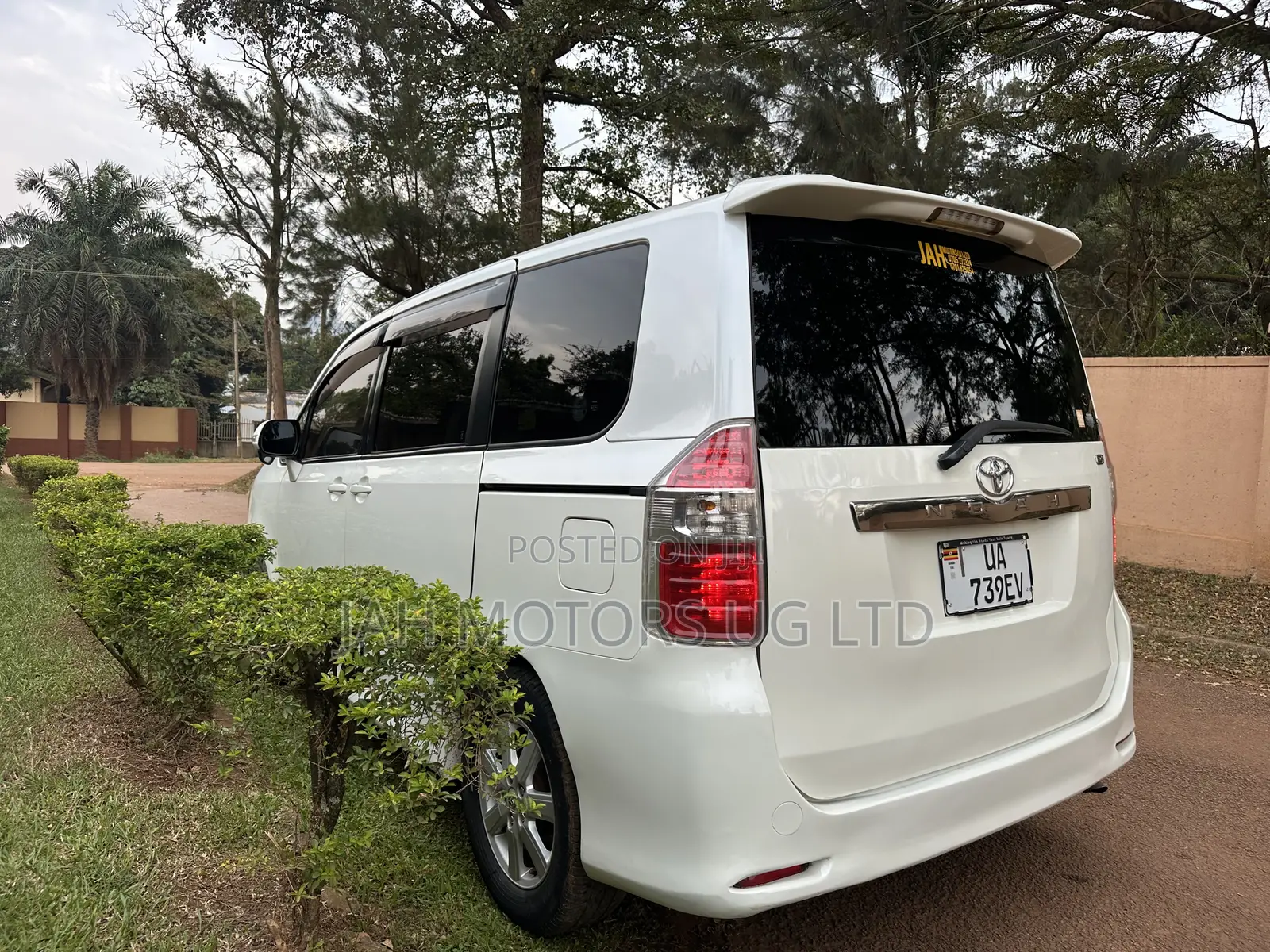 Toyota Noah 2.0 143hp FWD (8 Seater) 2009 White