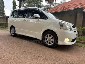 Toyota Noah 2.0 143hp FWD (8 Seater) 2009 White