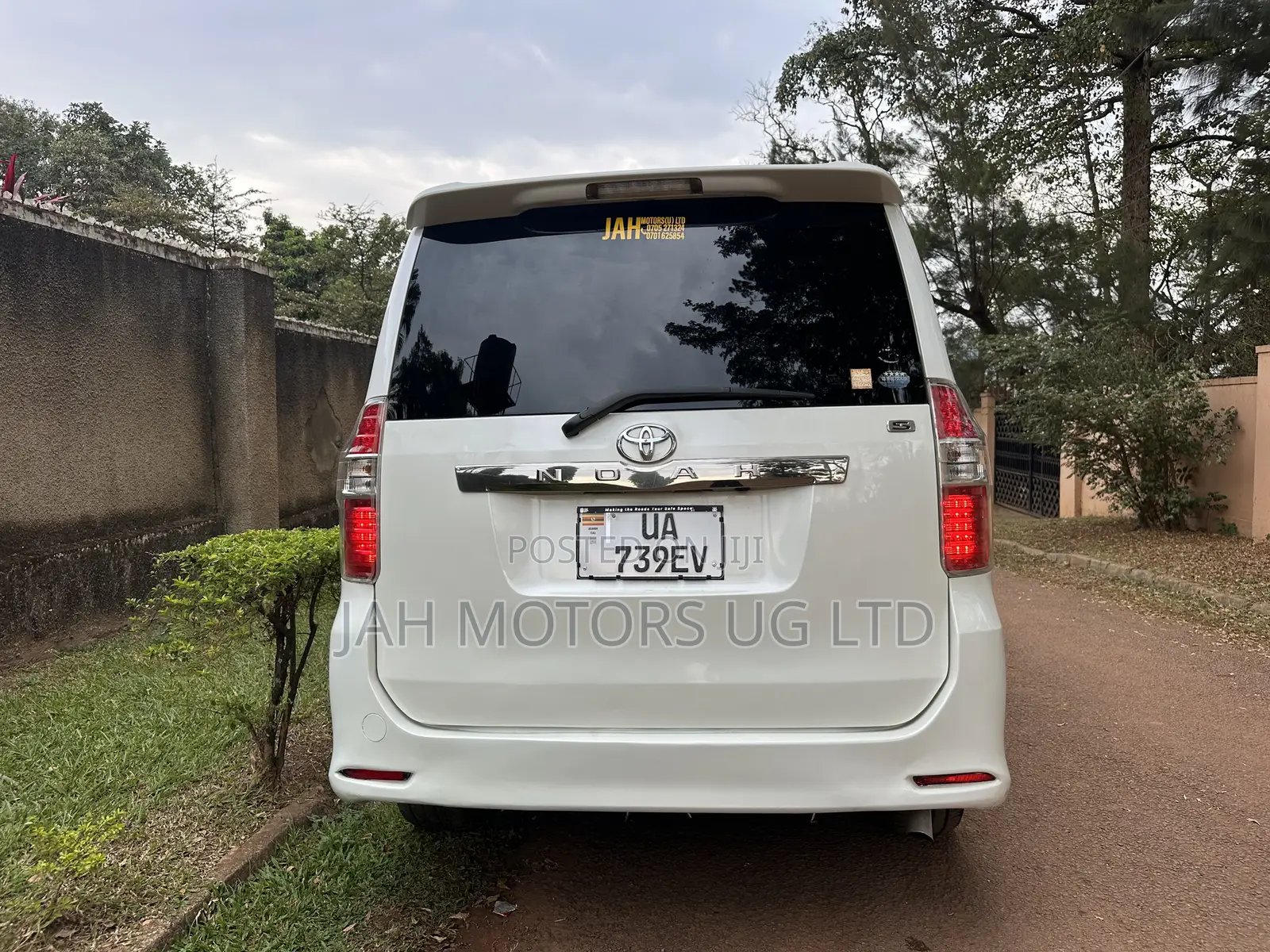 Toyota Noah 2.0 143hp FWD (8 Seater) 2009 White