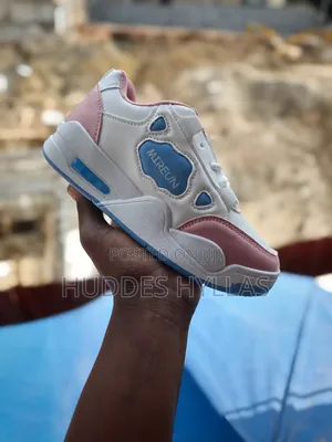 MIREUN Sneakers