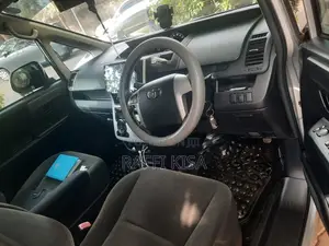 Toyota Noah 2.0 143hp AWD (8 Seater) 2011 Silver