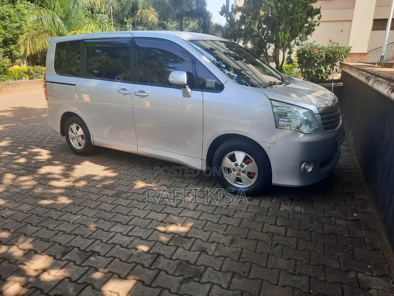 Toyota Noah 2.0 143hp AWD (8 Seater) 2011 Silver